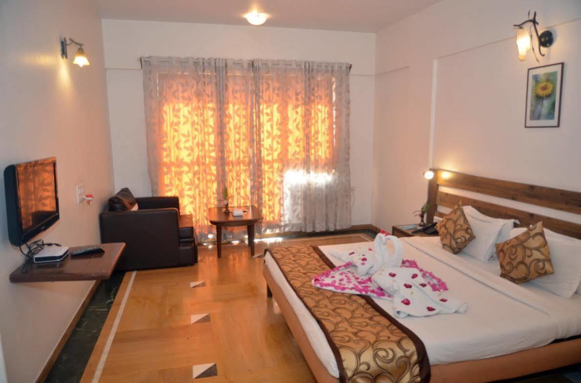Sapphire Hotel Lonavala Ngoại thất bức ảnh