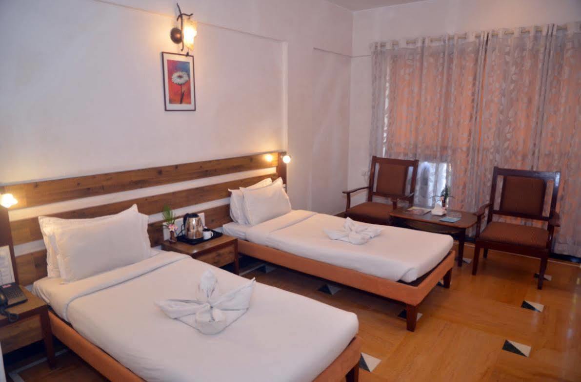 Sapphire Hotel Lonavala Ngoại thất bức ảnh